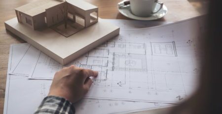 Projekt domu szkieletowego z katalogu czy indywidualny – jak nie przepłacić za marzenia o własnym układzie pomieszczeń?